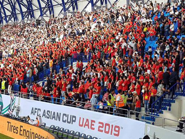 Đặt máy bay riêng, đi thẳng qua Dubai xem Việt Nam đá tứ kết