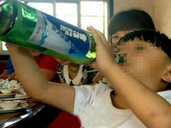 Đừng giết chết con vì hành động 'nhấp một ngụm rượu cho biết mùi vị'