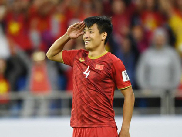 Hình ảnh Bùi Tiến Dũng kiêu hãnh giơ tay chào kiểu nhà binh lên trang chủ AFC