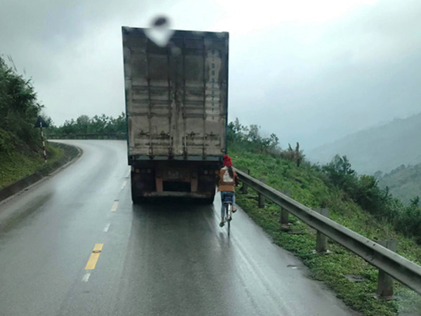 Kinh hãi nữ sinh đi xe đạp "liều mạng" bám tay vào đuôi Container khi vượt đèo