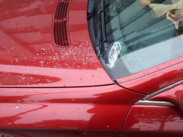 Mũi khoan nghi rơi từ công trình đang xây trúng xe Mercedes