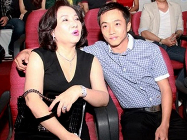 Người mẹ quyền lực sau lưng Cường Đô la gây sốt với 2 lần xuất hiện bên con dâu cũ và mới