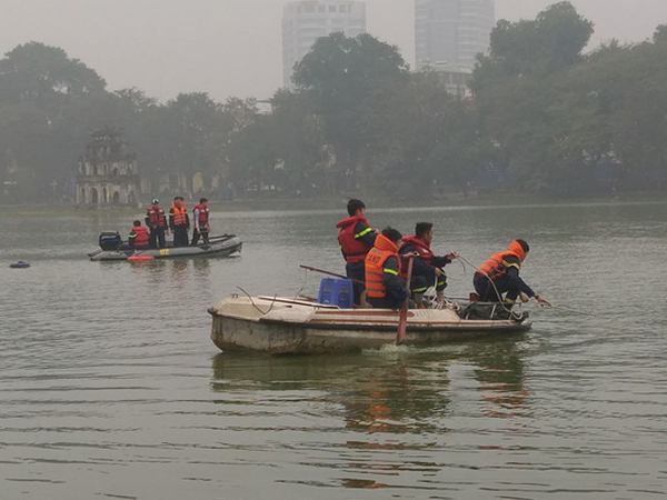 Thanh niên cao to, đẹp trai bất ngờ nhảy xuống hồ Hoàn Kiếm giữa trời rét