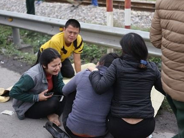 Vụ tai nạn Hải Dương: Buốt lòng cảnh người thân khóc ngất bên thi thể 8 nạn nhân trong chiều đông lạnh buốt