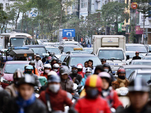 Ảnh: Không phải giờ cao điểm, nhiều tuyến phố Thủ đô vẫn ùn tắc kéo dài hàng km