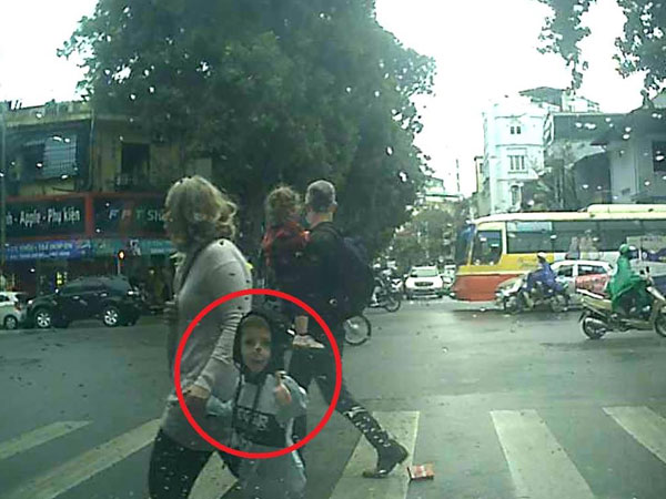 Cậu bé tây khiến bác tài ô tô vui cả ngày vì cách cảm ơn siêu ngầu sau khi được nhường đường