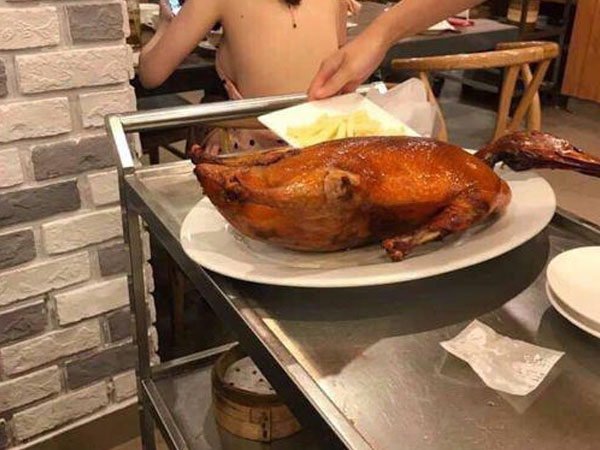Chàng trai khoe món vịt quay ngon chảy nước miếng, dân tình lại 'dán mắt' vào cô gái phía sau