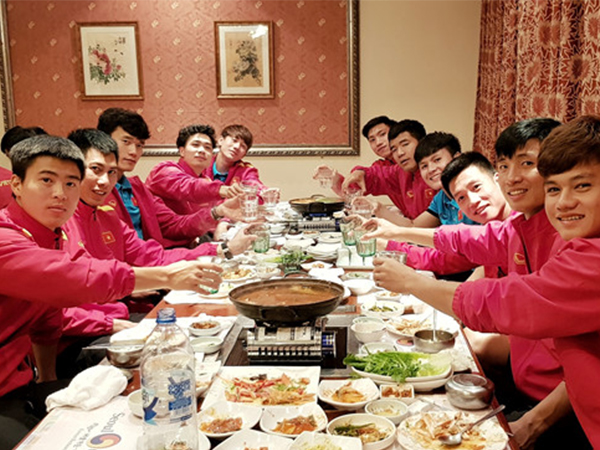 Công Phượng được đồng đội chúc mừng sinh nhật giữa kỳ Asian Cup