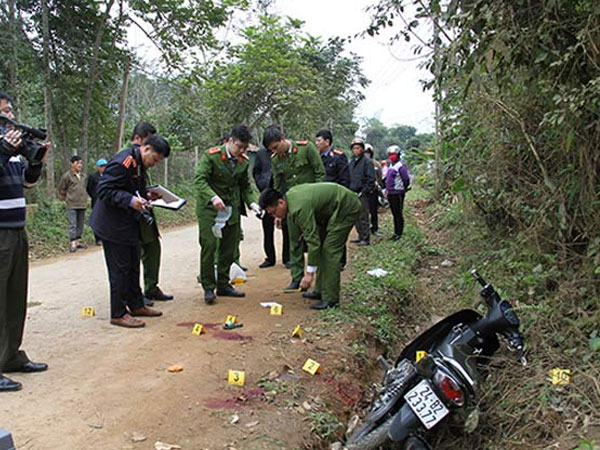 Đang đi đường, bị đâm vô cớ, một bé 4 tuổi tử vong