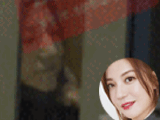 Dậy sóng trước hình ảnh gây sốc: Triệu Vy cam chịu nhận nụ hôn từ nam đồng nghiệp!