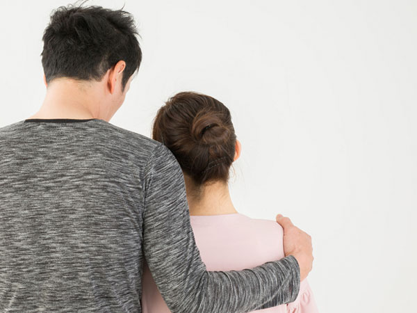 Hàng đêm nằm cạnh vợ, tôi dằn vặt lương tâm vì đã cố giam cầm con người thật của mình