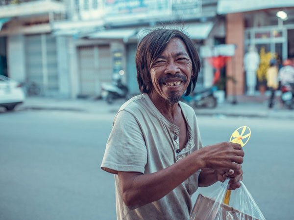 Nụ cười vô lo của người đàn ông lang thang khiến nhiều người cảm thấy bình yên: 'Dù giàu hay nghèo hãy luôn hạnh phúc với hiện tại'
