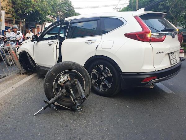 Ô tô 7 chỗ 'rụng' bánh trên phố Sài Gòn, người đi đường tháo chạy