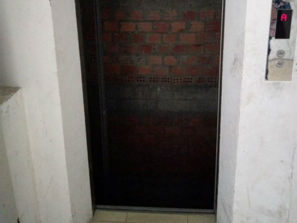Suýt bước vào thang máy không có... cabin