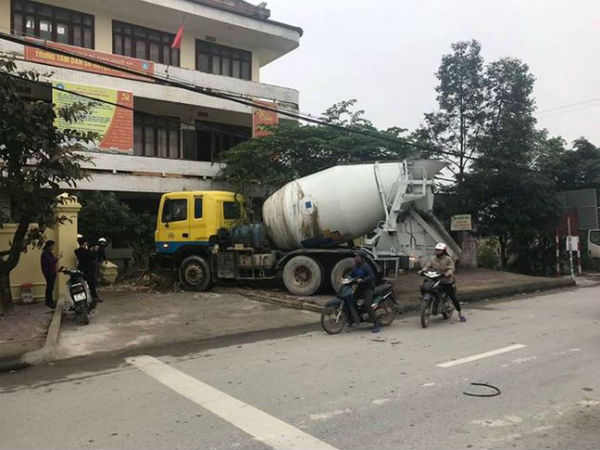 Xe bồn mất lái khi dừng đèn đỏ, tông bay cổng Trung tâm Kế hoạch hóa gia đình