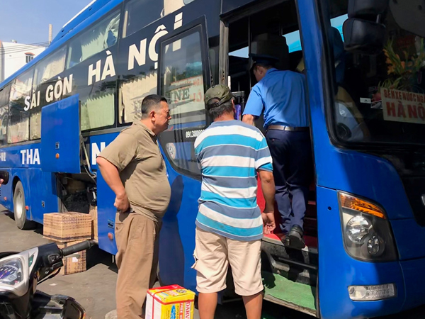 Bến xe cháy vé, người Sài Gòn mua chợ đen giá cắt cổ để về quê