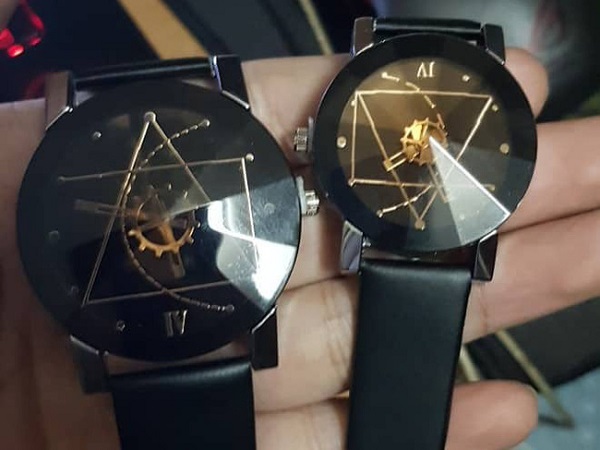 Bức xúc cảnh báo cư dân mạng vì mua hàng nhận được 2 chiếc đồng hồ chưa dùng đã rơi kim, trai trẻ bất ngờ bị...cười vào mặt