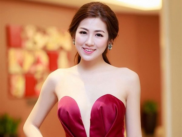 Hậu lùm xùm với Văn Mai Hương trước đám cưới, á hậu Tú Anh lại vô tư nhảy nhót, trêu đùa chồng khi hát ca khúc của tình cũ gây tranh cãi