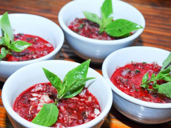 Họa từ món tiết canh lợn