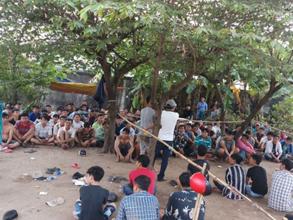 Hơn 100 người làm chuyện phi pháp trong bãi đất trống ở quận Bình Tân