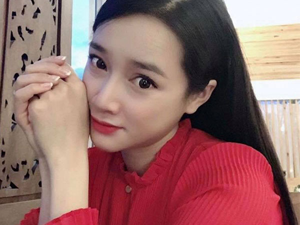 Kể từ khi công khai chuyện bầu bí, Nhã Phương cứ xuất hiện trên mạng xã hội là chỉ được hỏi vấn đề này
