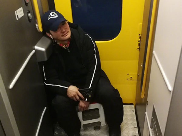 Là tài tử hạng A, Ngô Kinh vẫn ngậm ngùi ngồi ghế nhựa đi tàu hoả về quê ăn Tết