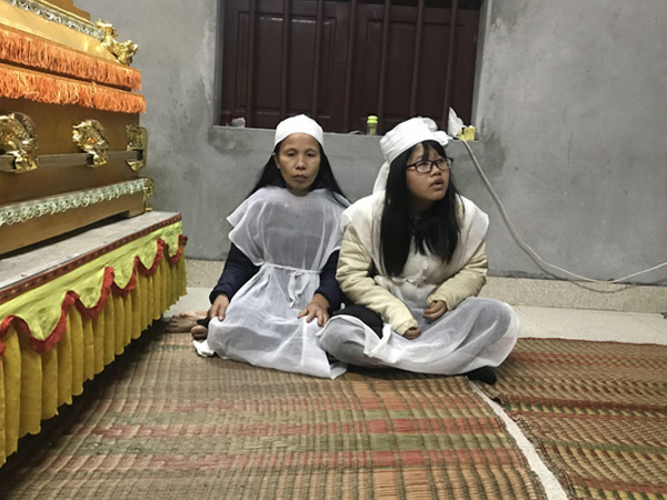 Tai nạn 8 người chết ở Hải Dương: 'Nhìn vợ tài xế rất đáng thương, tội nghiệp'