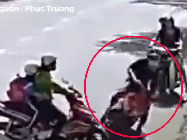 Tên cướp vừa giật tài sản của 2 người đang chạy xe máy, trong lúc bỏ chạy, hắn bất ngờ bị một chiếc xe khác qua đường 'chặn lại', ngã xuống đường...