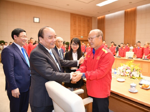 Thủ tướng Nguyễn Xuân Phúc gọi điện khích lệ tinh thần ĐT Việt Nam trước ngày đấu Nhật Bản