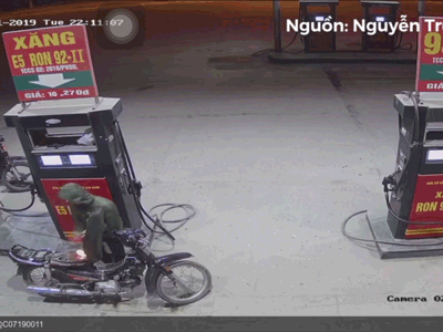Video: Bật lửa soi bình xăng làm cháy luôn xe máy