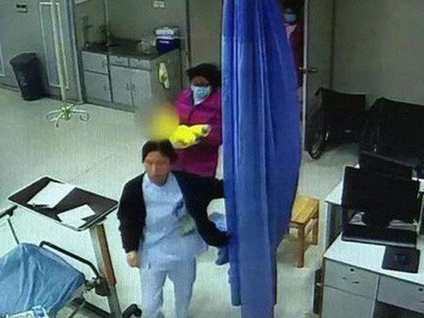 Bé 3 tháng tuổi ở TQ thiệt mạng sau đêm ngủ cùng cha mẹ, nguyên nhân gây giật mình