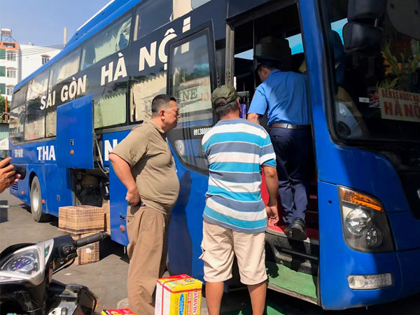 Bến xe cháy vé, người Sài Gòn mua chợ đen giá cắt cổ để về quê