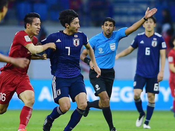 Cho trọng tài mặc áo xanh, AFC vô tình biến trọng tài trở thành cầu thủ thứ 12 của Nhật Bản?