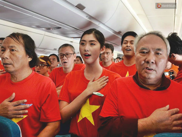 Clip: Hơn 300 CĐV hát Quốc ca trên độ cao hơn 10.000m, một lòng hướng về ĐT Việt Nam trong trận tứ kết Asian Cup 2019