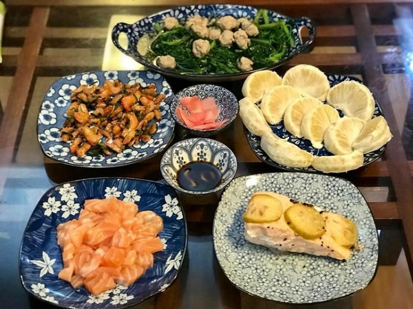 Cư dân mạng phát sốt với 'soái ca lớp 8' tự nấu cơm ngon như nhà hàng