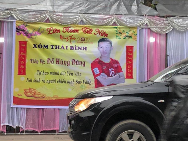 Gia đình tiền vệ Hùng Dũng dựng rạp, nấu cỗ để cổ vũ đội tuyển Việt Nam trước trận tứ kết