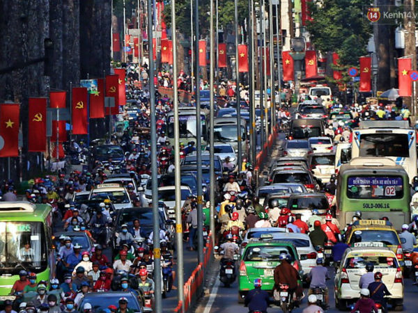 Nỗi ám ảnh của người Sài Gòn những ngày cận Tết: 'Rừng' xe đông nghẹt trên nhiều tuyến đường trung tâm từ trưa đến tối