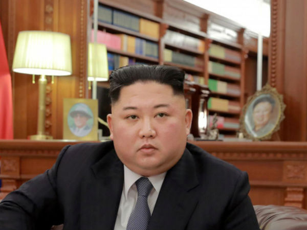 Rộ tin ông Kim Jong-un tặng mỹ phẩm Hàn Quốc cho cấp dưới