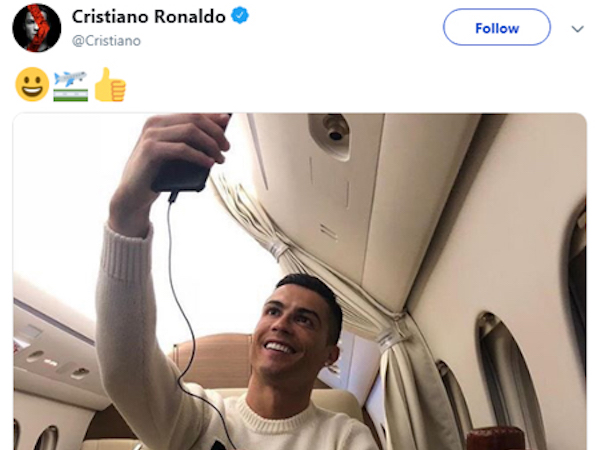 Ronaldo bị trách móc vì đăng ảnh tươi cười trên máy bay