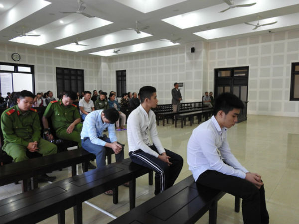 Thấy bạn gái bị chọc ghẹo, nam thanh niên dùng dao đâm người tử vong