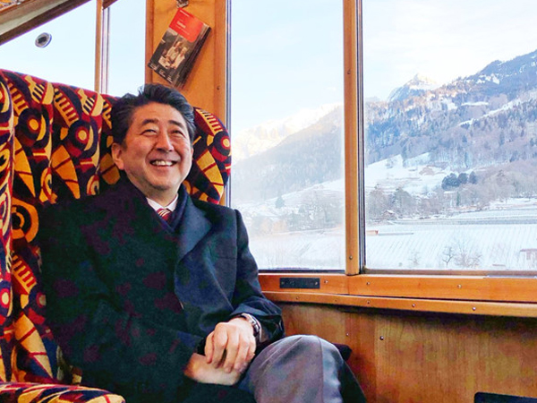 Thủ tướng Nhật đi tàu 'bình dân' đến Diễn đàn Kinh tế Thế giới ở Davos