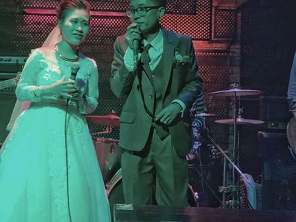 Truy tìm cặp cô dâu, chú rể người chơi trống, người hát rock 'quẩy tung' bar ngay sau giờ hành lễ