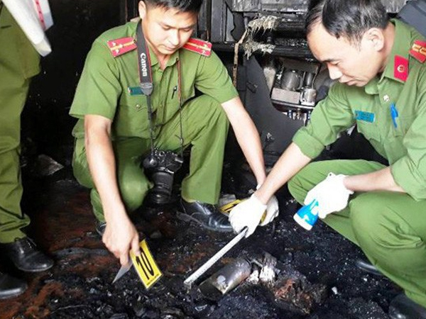 Cha phát hiện con trai nằm bất động, mất 2 bàn tay sau tiếng nổ lớn