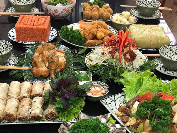 Chị em công sở chi mâm cỗ gần chục triệu 'đãi' ông Công ông Táo
