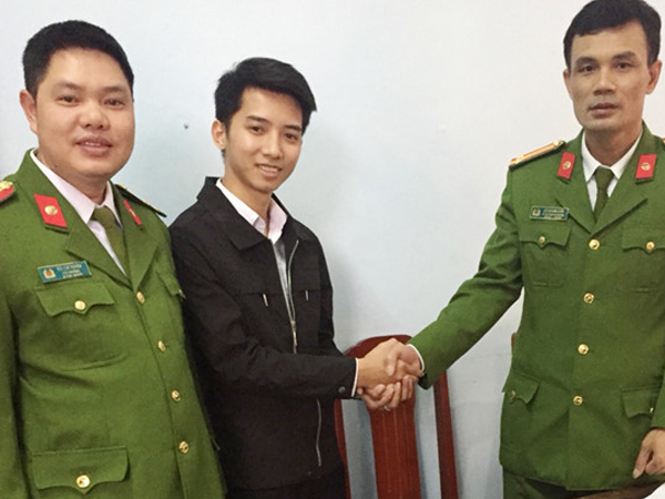 Công an trao trả 42 triệu đồng cho người đánh rơi
