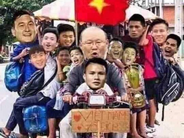 Fan hâm mộ vui vẻ chế ảnh đội tuyển Việt Nam về quê ăn Tết, thầy Park và các học trò đừng buồn nhé!