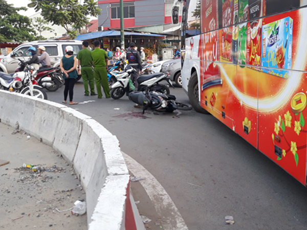 Nam thanh niên bị ôtô cán gãy đôi chân ở Sài Gòn