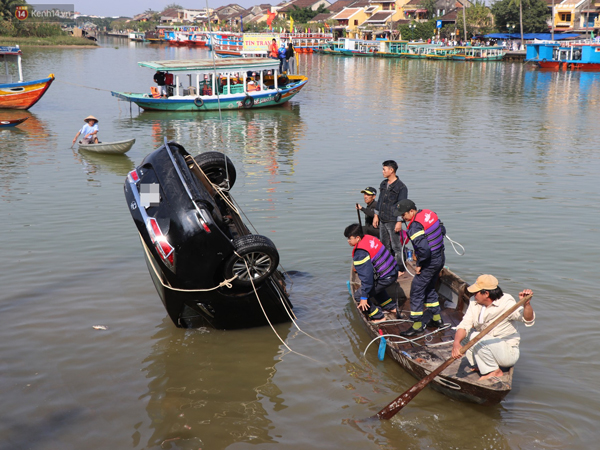 Vớt được thi thể người chồng và con trai 6 tuổi trong vụ ô tô chở cả gia đình người Hà Nội lao xuống sông ở Hội An