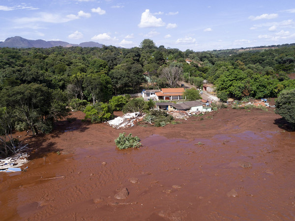 Bùn đỏ nhấn chìm thành phố sau sự cố vỡ đập ở Brazil