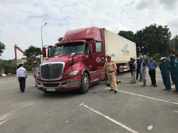 Đà Nẵng: Phụ xe đầu kéo 'đập đá' với đồng nghiệp, cất giữ vũ khí trên xe
